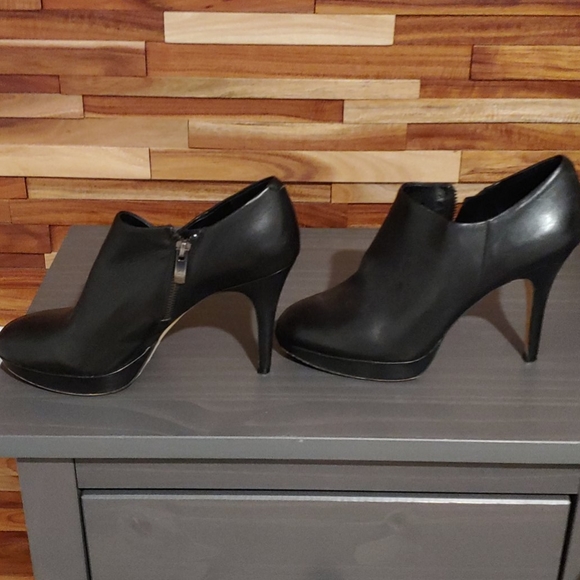 Vince Camuto 4 inch heels. - Picture 2 of 10